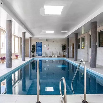 Does Comfort Hotel Bayer's Lake have a pool?